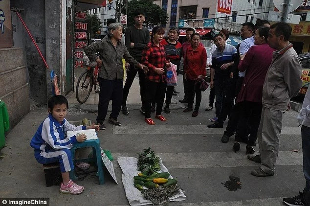 Girl,8, sells veges on street, hoping to meet parents who ABANDONED her when she was month old (photos)