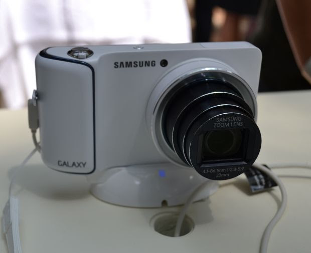 Galaxy Camera ligada, com a lente com zoom de até 21 vezes (TechTudo|Pedro Zambarda) (Foto: Galaxy Camera ligada, com a lente com zoom de até 21 vezes (TechTudo|Pedro Zambarda))