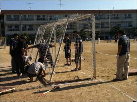 少路小学校おやじの会 サッカーゴールペンキ塗り作業