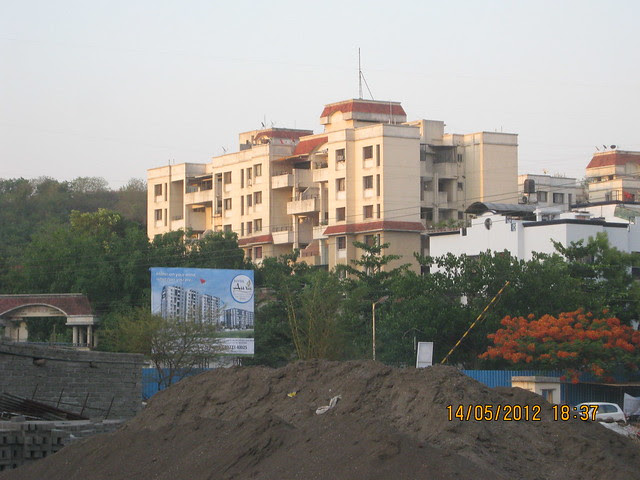 Hoarding of Suyog Aura - View from Warje Service Road - Visit Suyog Aura Warje Pune 411052