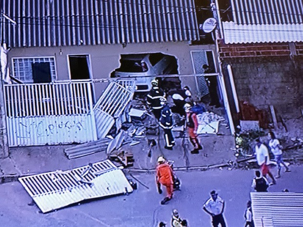 Casa invadida por carro na madrugada desta segunda em Santa Maria (Foto: TV Globo/ Reprodução)