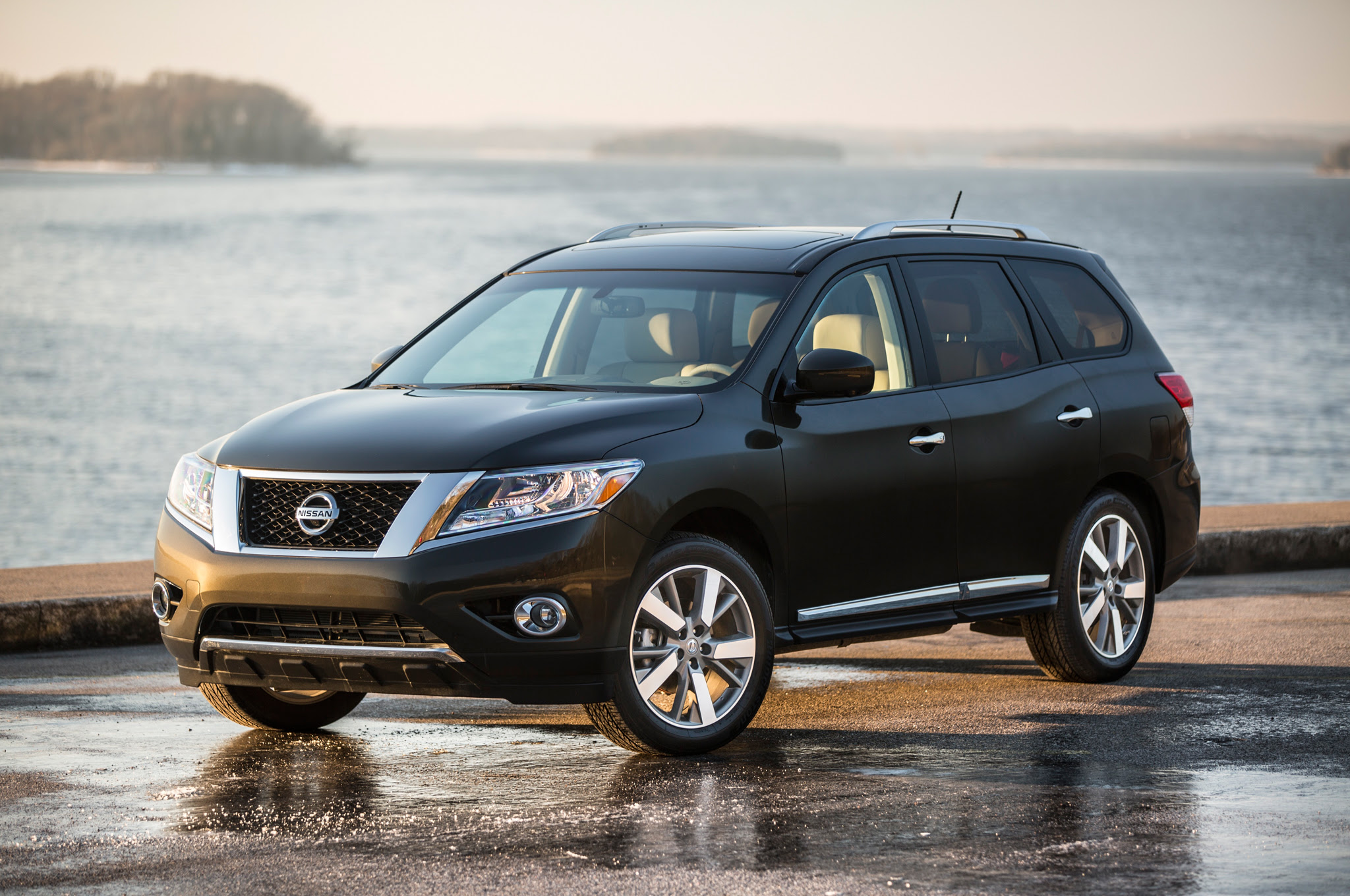 2016 Nissan Pathfinder front three quarters 03