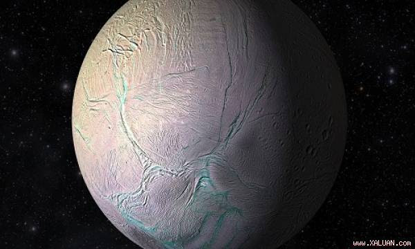 Mặt trăng Enceladus của sao Thổ có ba trong bốn yếu tố cần thiết cho sự sống. Ảnh: IB Times.