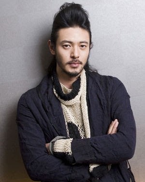 個性派イケメン俳優オダギリジョーの髪型まとめ 奇抜なものから真似できるものまで Akogare