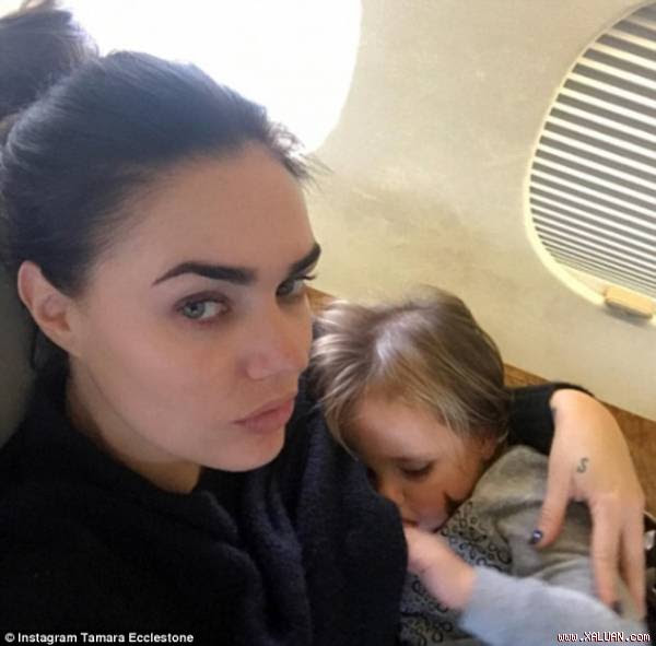 Tamara Ecclestone tự hào khoe ảnh cho con gái 2 tuổi bú sữa mẹ trên máy bay riêng ngày 12/1 vừa qua