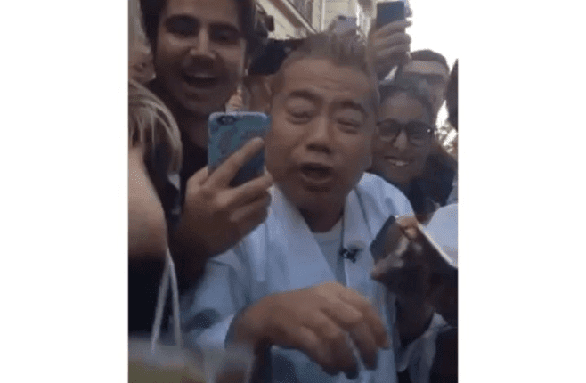 パパラッチに囲まれた海外セレブがその様子をインスタに投稿 そこにはなぜか出川哲朗の姿がwww 証拠画像あり Akogare