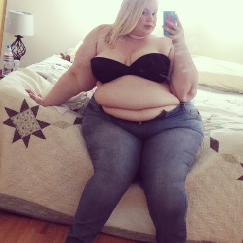 roxxieyo:

Tight jeans
