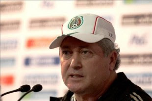 El director técnico de la selección mexicana de fútbol, Víctor Manuel Vucetich, habla hoy, lunes 30 de septiembre de 2013, en Ciudad de México. EFE