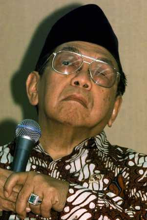 ... menggunakan batu Cincin yang berwarna hitam (bisa jadi safir hitam