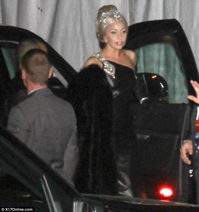 http://i.dailymail.co.uk/i/pix/2011/12/05/article-0-0F10101900000578-272_634x676.jpg