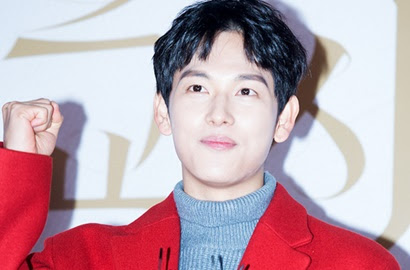 Intip berbagai pujian yang diungkap tim produksi pada sosok Siwan http://ift.tt/20kt43r - Berita Terkini Siwan Terbaru Hari Ini -Siwan saat ini masih disibukkan dengan proses pengambilan gambar drama terbarunya bertajuk, "The King Loves". Di drama MBC ini, member ZE:A tersebut didapuk menjadi karakter putra mahkota di Goryeo bernama Wang Won. 