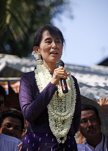 Ficheiro:Aung San Suu Kyi gives speech.jpg