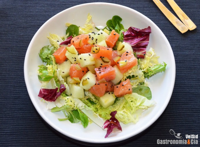 Ensalada de salmón marinado, melón y mostaza