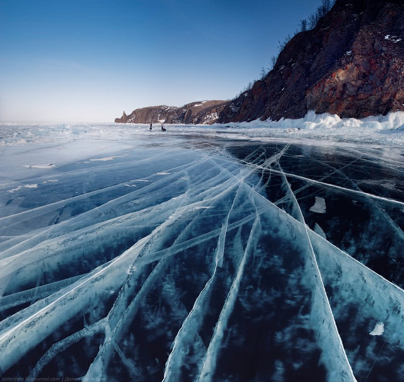 Pemandangan Danau Baikal tertutup es ini telah menarik banyak orang untuk melihatnya.