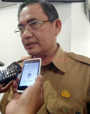 Ambon, Malukupost.com - Kepala Badan Perencanaan Pembangunan Daerah Provinsi Maluku, Antonius Sihaloho menyatakan, kebijakan pemerintah pusat untuk mempercepat pembangunan infrastruktur berjalan lancar dan membawa dampak sangat positif bagi masyarakat di daerah itu. "Dalam tiga tahun pemerintahan Presiden Joko Widodo dan Wakil Presiden Jusuf Kalla telah terjadi percepatan pembangunan infrastruktur di Maluku pada bidang perhubungan darah, laut maupun udara, dan daerah di kawasan perbatasan," katanya di Ambon, Selasa (7/11). Pembangunan perhubungan darat diimplementasikan melalui Trans Maluku, di antaranya pembangunan jalan dari Teluk Bara ke Namlea di Kabupaten Buru, kemudian di Kabupaten Seram Bagian Barat yakni jalan dari Wae Sala, Pelita Jaya ke Piru dan Wae Sala ke Pelita Jaya yang sedang dalam perbaikan, dan jalan dari Piru ke Tehoru yang sudah bagus.