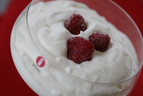 Elderflower and cottage cheese cream / Kodujuustukreem leedrisiirupiga