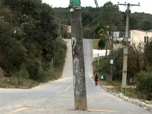 Poste ficou bem no meio da rua (Foto: Reprodução RPCTV)