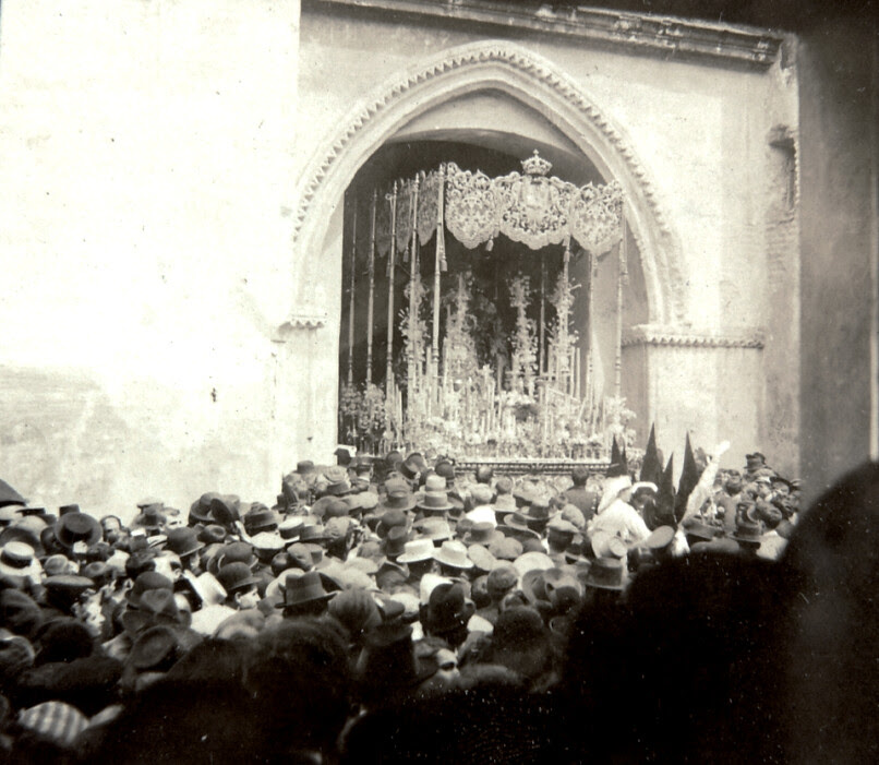 La Hermandad de la Macarena entrando en San Gil