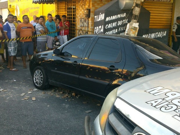 Mulher digiriu ferida digiriu na Rua José Leon por alguns metros e bateu o carro (Foto: GIoras Xerez/G1)