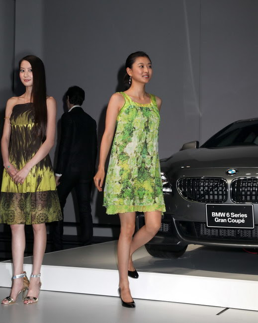 朝日新聞デジタル 河北麻友子と菊川怜 右 ｂｍｗ６シリーズに４ドアクーペ 愛車