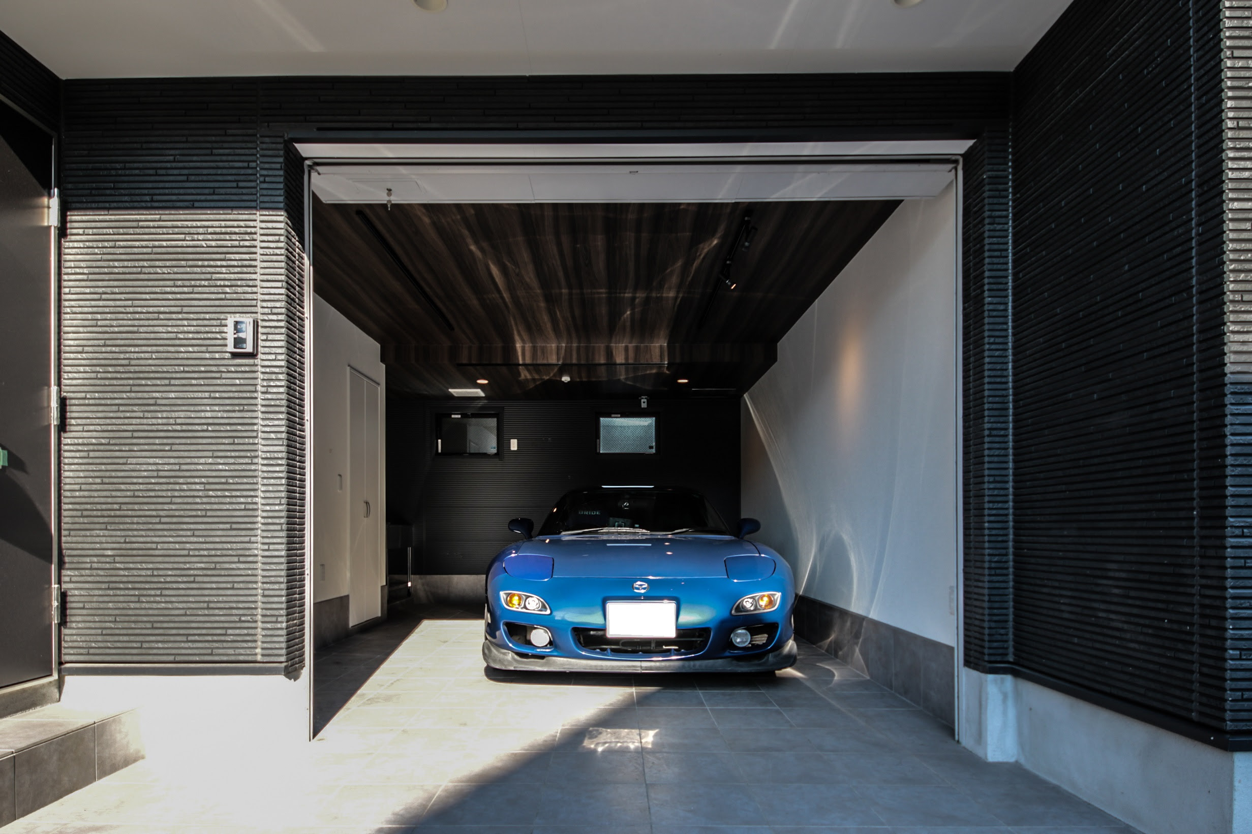 大切な愛車を守るガレージハウス かっこいい 賃貸 ガレージハウス 拘りの内装 デザイン Incell インセル 誕生