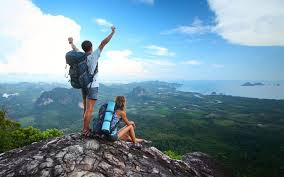 Các đôi uyên ương có thể chọn hình thức đi du lịch theo tour hoặc tự  túc để có thể chủ động hơn