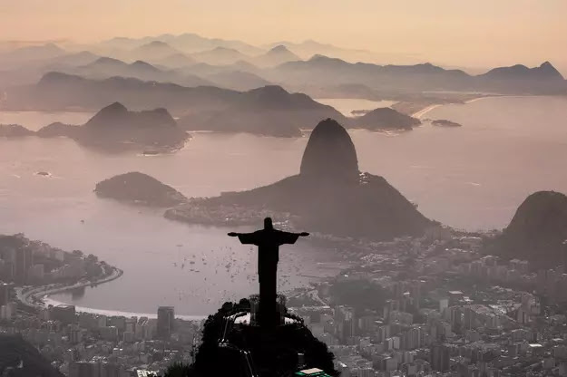Resultado de imagem para A realidade do carioca: Fala sério, existe melhor lugar no mundo para se morar?