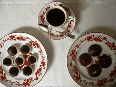 café e pequenas delícias de chocolate