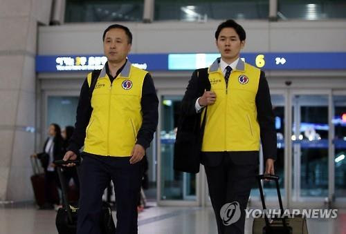 仁川空港を出発した対応チーム＝１４日、仁川（聯合ニュース）
