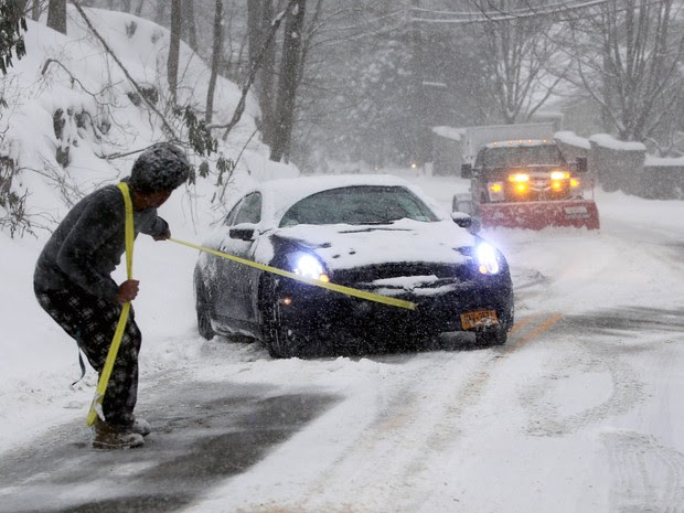 Michael McDonald ajuda a tirar carro de amigo que ficou parado em estrada de Irvington (Foto: Seth Harrison/The Journal News via AP)