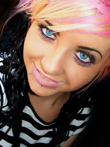 Emo makeup, if done properly can give both the sexes funky and chic look.