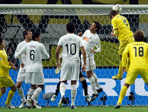 sakai kashiwa reysol cabeçada gol santos (Foto: Agência Reuters)