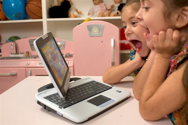 Anak dengan segala kepolosannya tengah asyik main game internet. Orangtua perlu juga mendampingi anak saat tengah berselancar di internet.