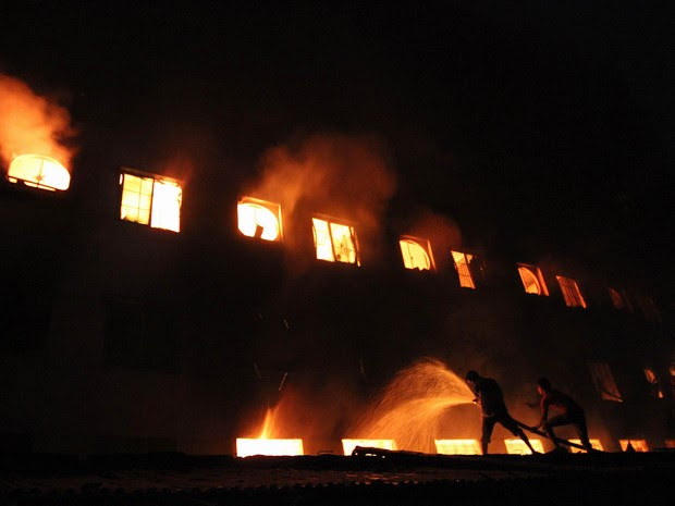 Incêndio em fábrica de roupas em Bangladesh (Foto: AFP)