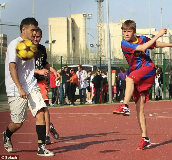 justin bieber soccer in spain. Justin Bieber plays soccer