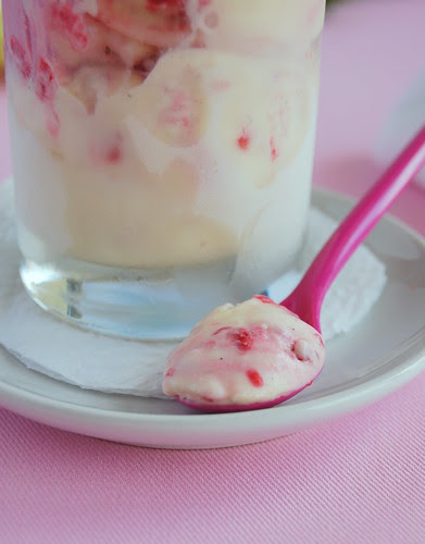 Raspberry swirl ice cream / Sorvete de baunilha mesclado com framboesa