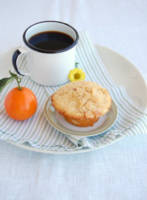 Rangpur lime and almond muffins / Muffins de limão-cravo e amêndoa