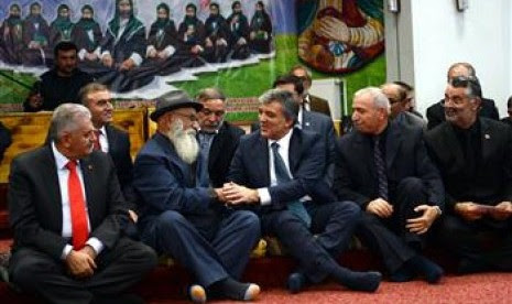 Presiden Abdullah Gül saat mengunjungi sebuah cemevi, istilah untuk gedung majelis taklim kalangan Syiah Alawiyah di Erzincan Jumat (15/11)