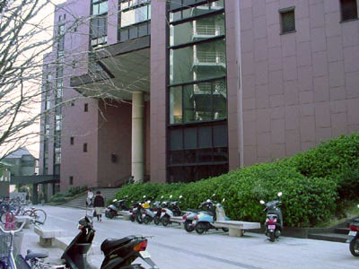 横浜市中央図書館