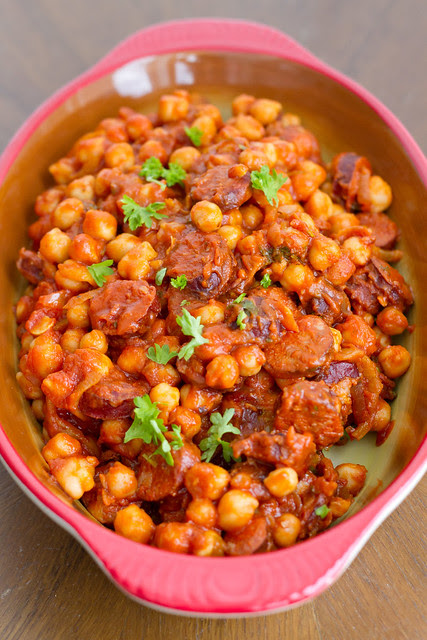 Kikerherne-tomatihautis chorizoga. Garbanzos y chorizo. Chickpeas with chorizo