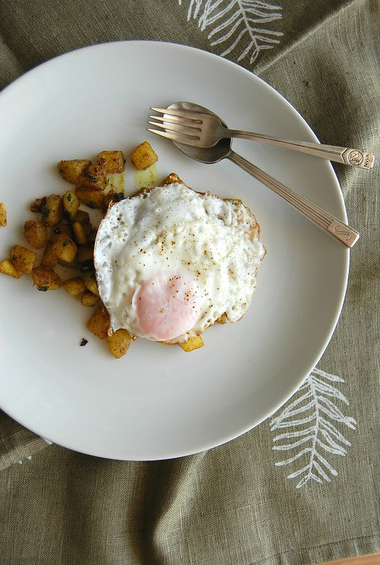 Indian spiced potatoes with fried egg / Batatas com especiarias e ovo frito