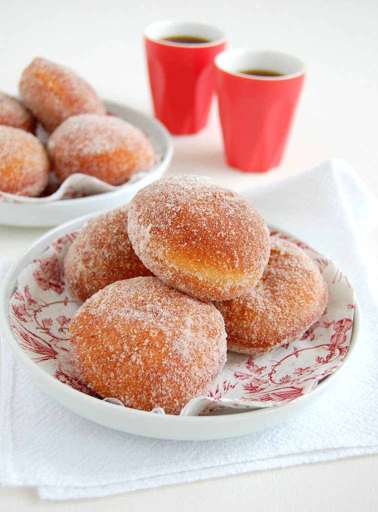 Milk chocolate-filled cinnamon doughnuts / Doughnuts com canela recheados com chocolate ao leite