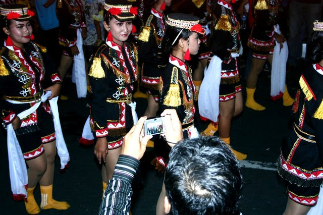 Tarian Angguk Hasil Pencampuran Budaya Lokal dan Manca di Tarian Angguk Hasil Pencampuran Budaya Lokal dan Manca di