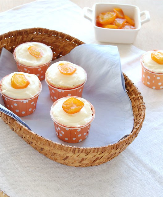 White chocolate cupcakes with candied kumquats / Cupcakes de chocolate branco com quincans em calda