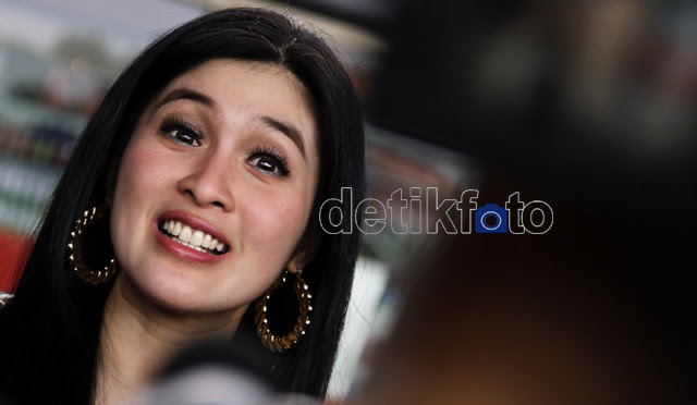 Si Jomblo Cantik Sandra Dewi