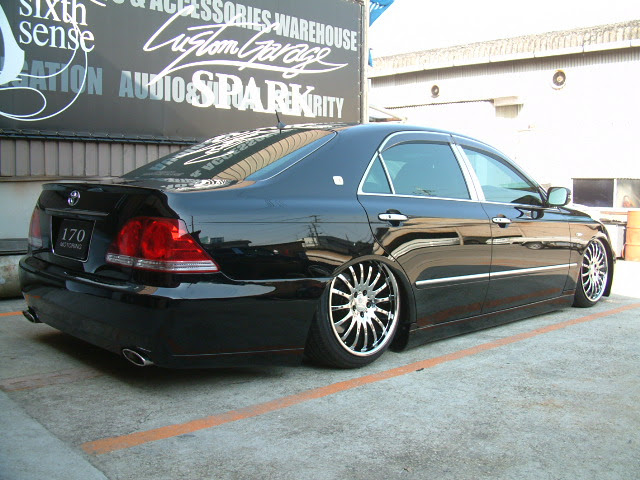 クラウンの車高を下げたい そんな時は車高調がオススメです