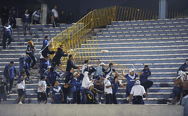 Torcedores do Vélez brigam com rivais do Peñarol, em Montevidéu