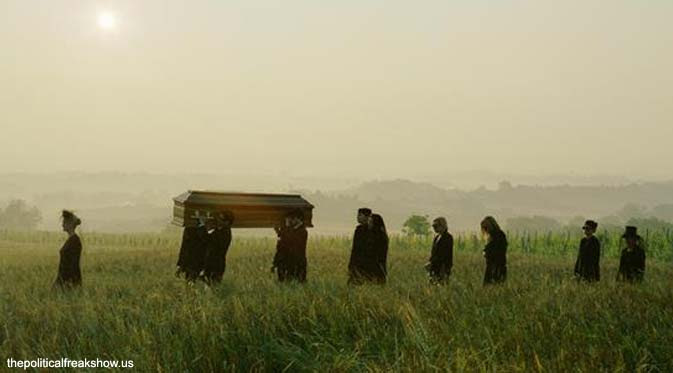 Iringan pembawa jenazah Zanthe ke pemakaman.