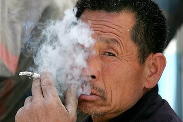 写真：喫煙中国人