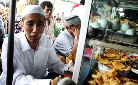 Jokowi Usai Sholat di Masjid Sunda Kelapa